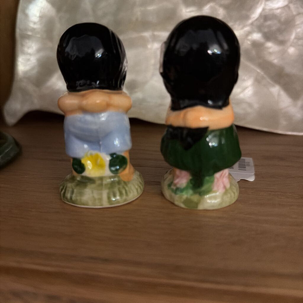 Kissing Hula Couple Hawaii Souvenir Salt & Pepper Shaker Set