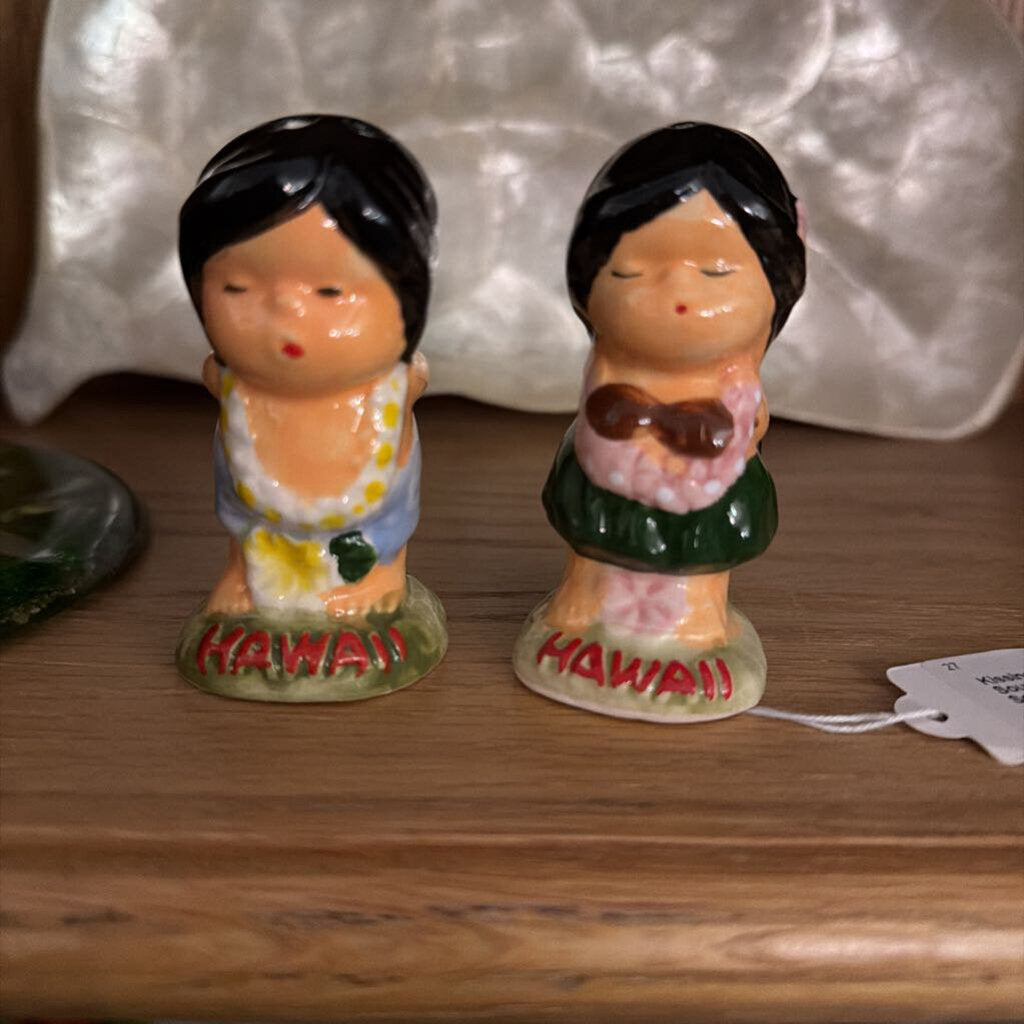 Kissing Hula Couple Hawaii Souvenir Salt & Pepper Shaker Set