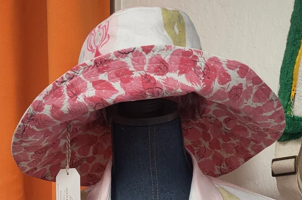 MENDED WING - Vtg. Fruit Linen Sun Hat