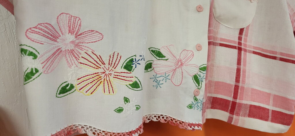 Mended Wing Cropped Embroidered Pillowcase & Tablecloth Top – Women's Size 3X